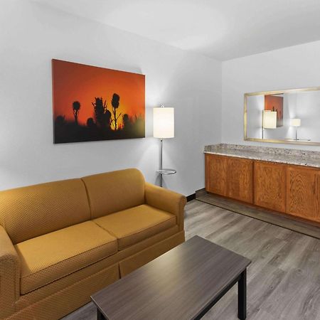 Days Inn & Suites By Wyndham Lubbock Medical Center Kültér fotó