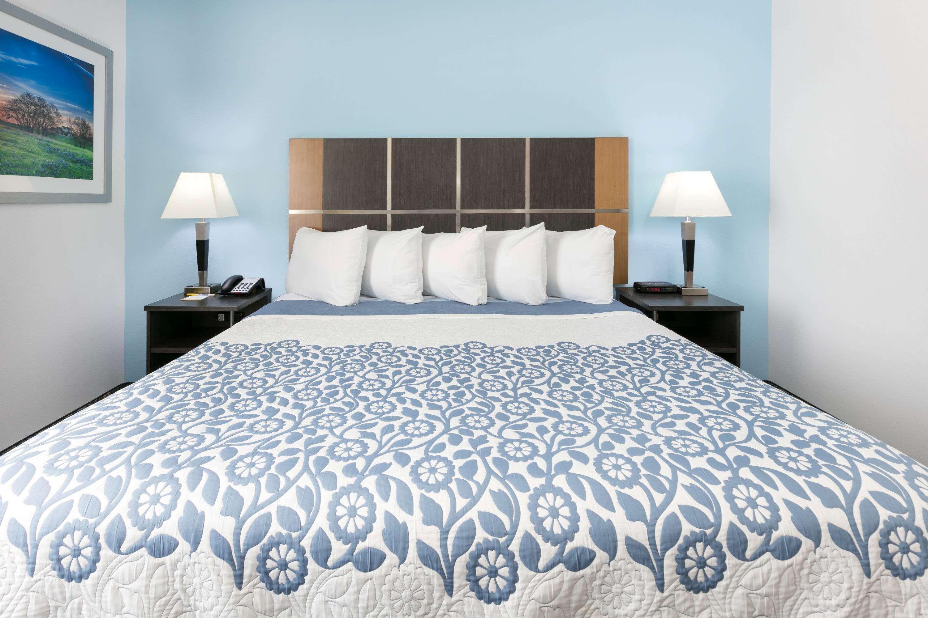 Days Inn & Suites By Wyndham Lubbock Medical Center Kültér fotó
