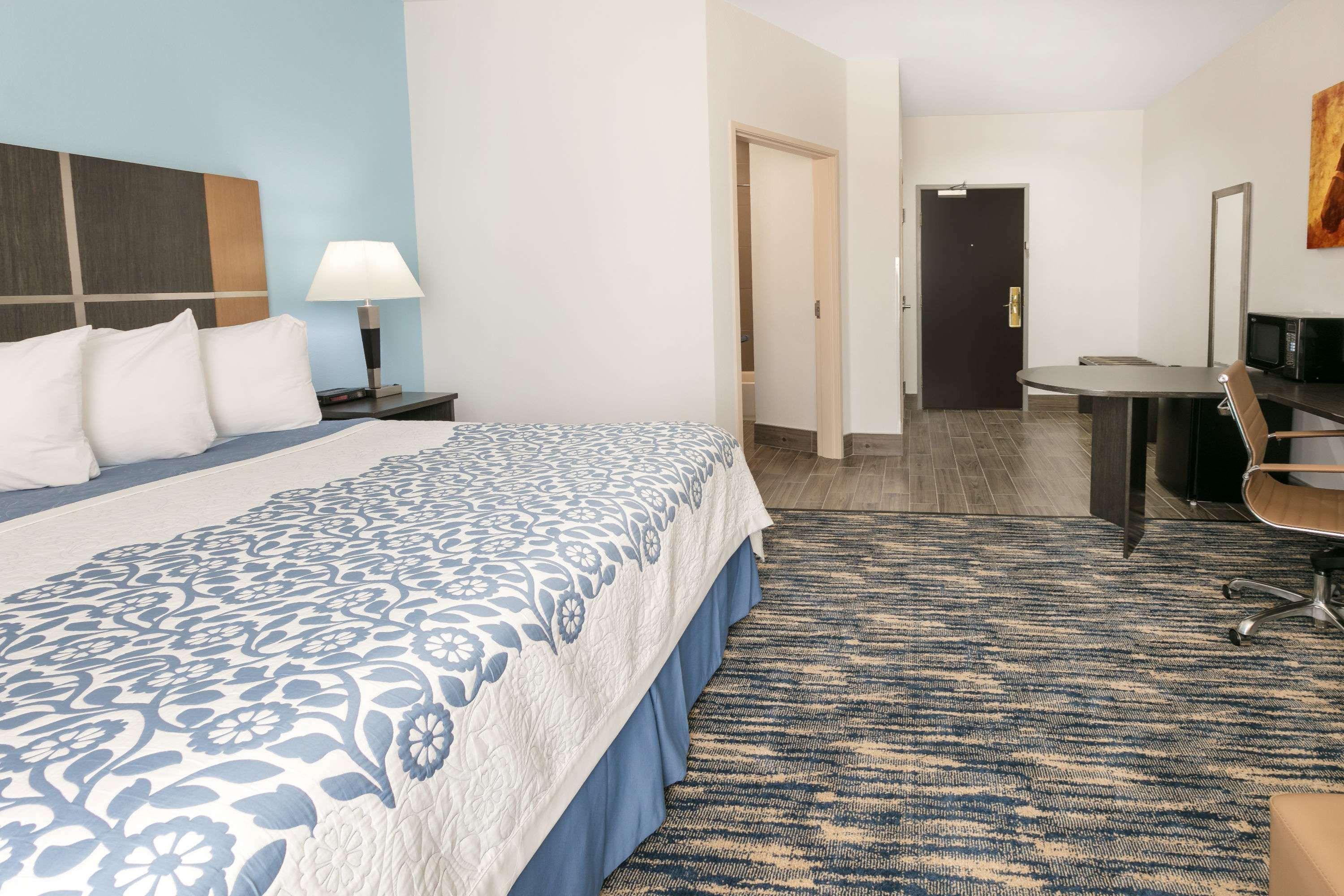 Days Inn & Suites By Wyndham Lubbock Medical Center Kültér fotó