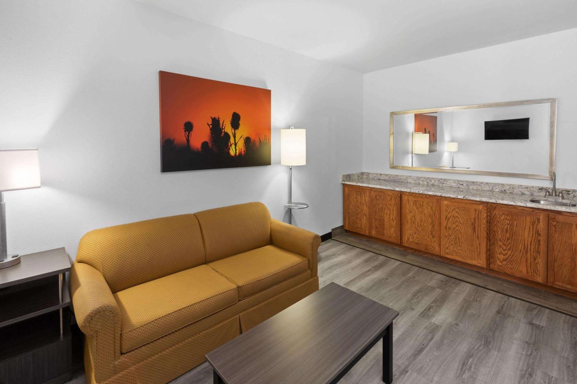 Days Inn & Suites By Wyndham Lubbock Medical Center Kültér fotó