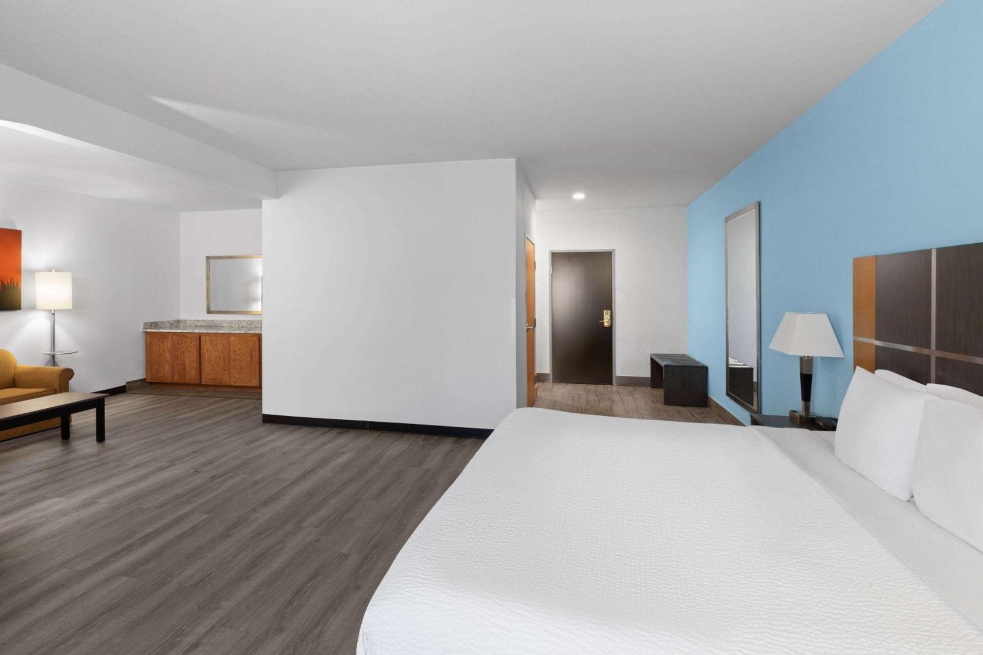 Days Inn & Suites By Wyndham Lubbock Medical Center Kültér fotó