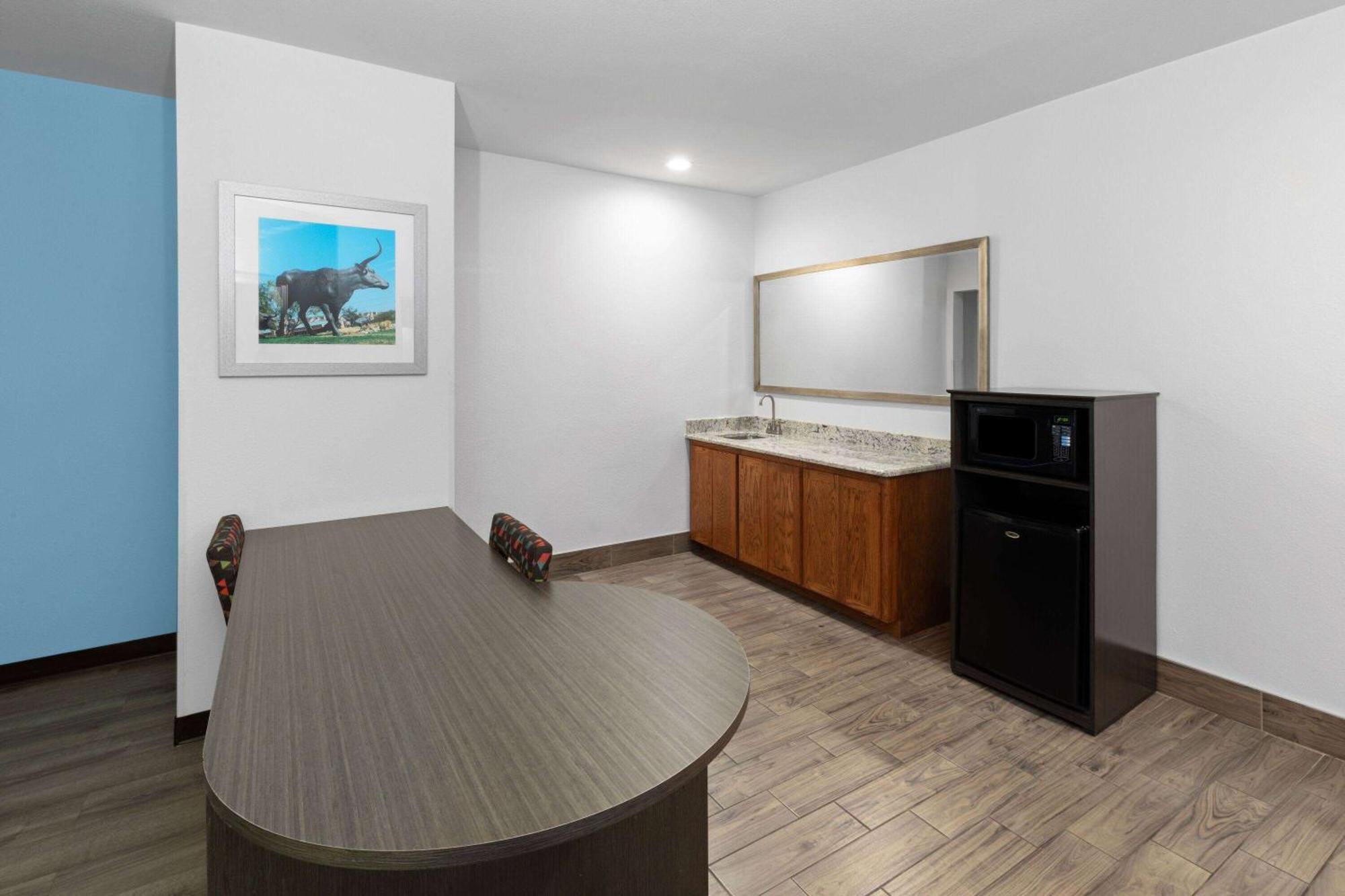 Days Inn & Suites By Wyndham Lubbock Medical Center Kültér fotó