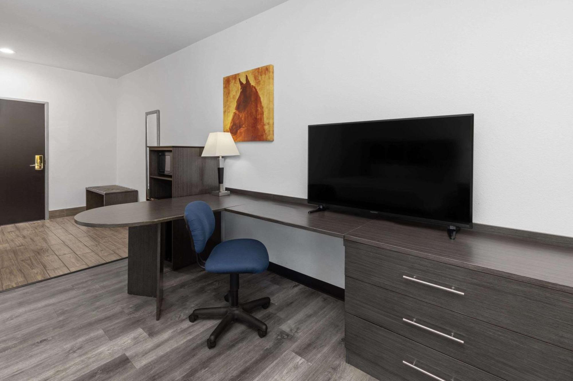 Days Inn & Suites By Wyndham Lubbock Medical Center Kültér fotó