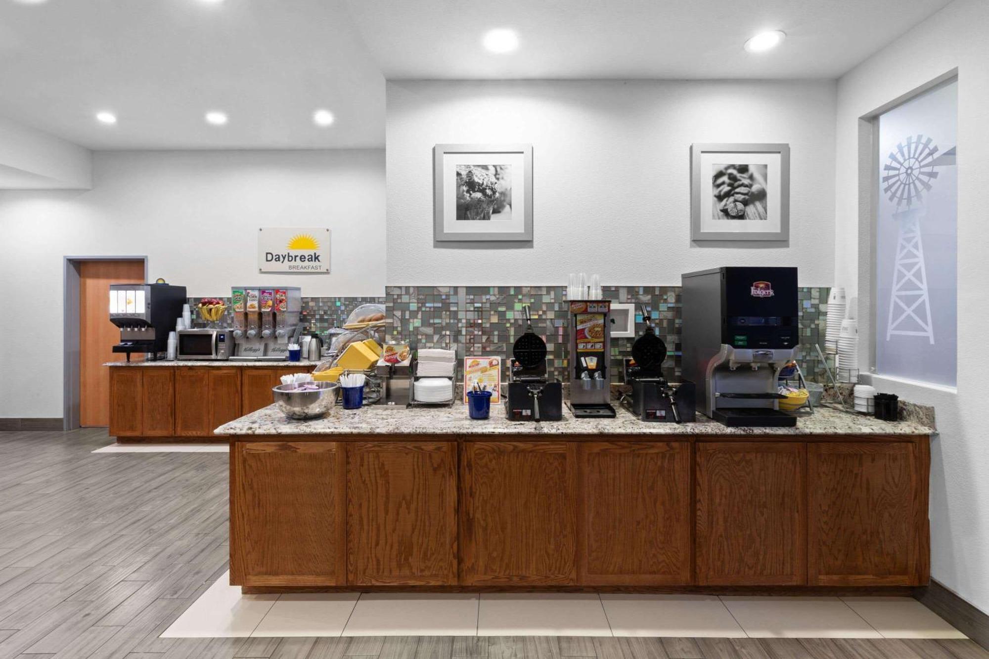 Days Inn & Suites By Wyndham Lubbock Medical Center Kültér fotó