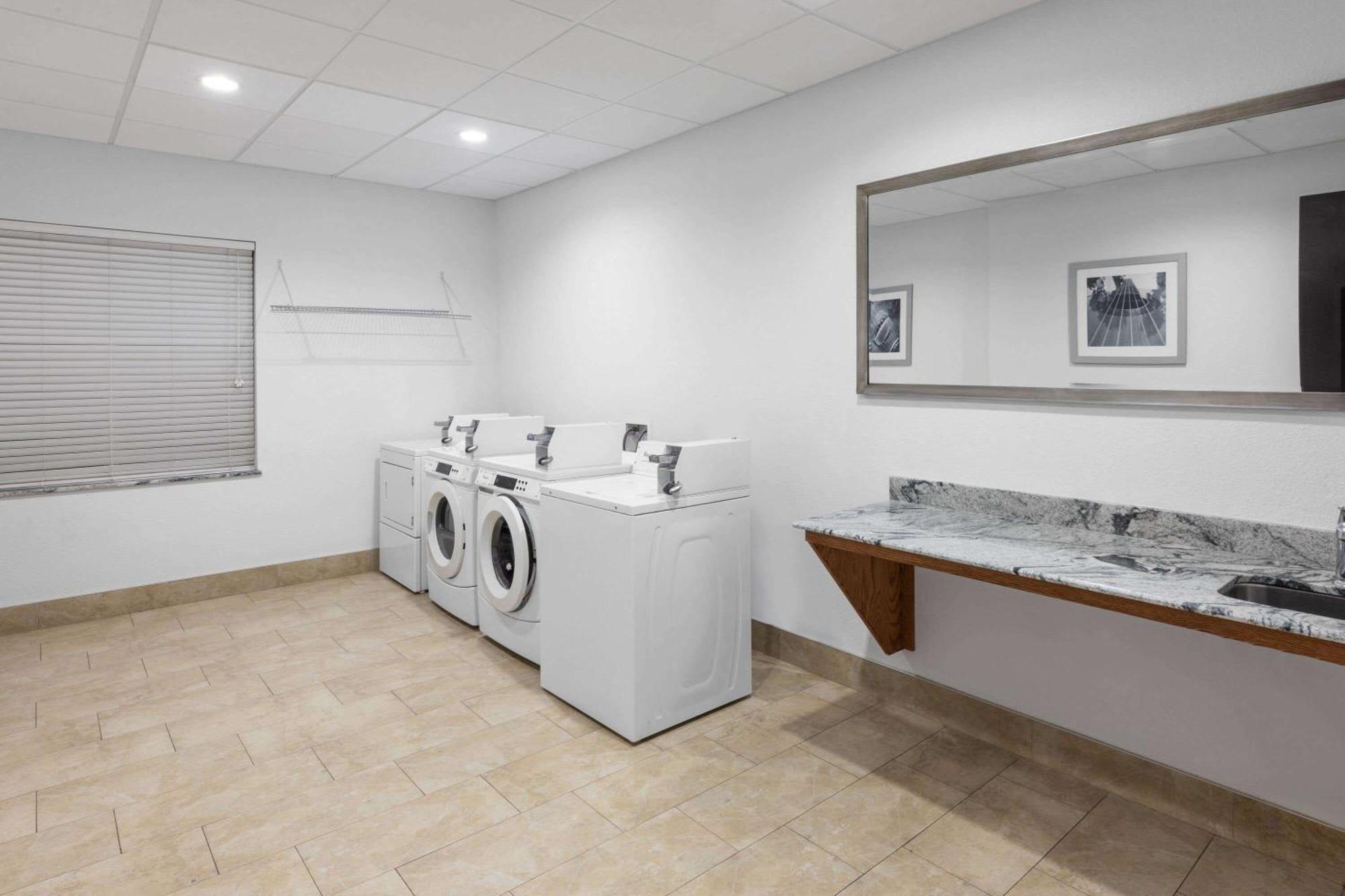 Days Inn & Suites By Wyndham Lubbock Medical Center Kültér fotó